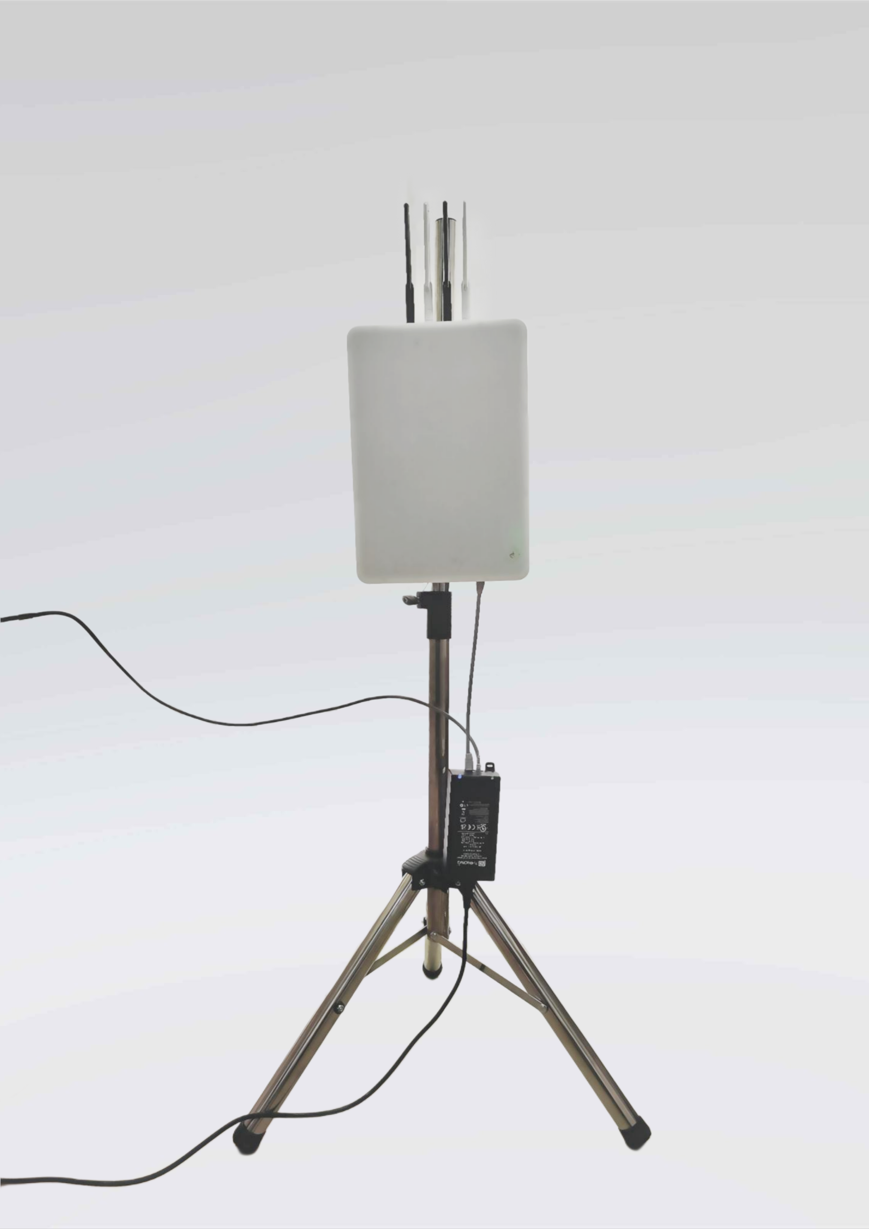 MMT Studio gNB — a portable 5G Standalone base station: a panel radio unit with four antennas mounted on a field tripod.